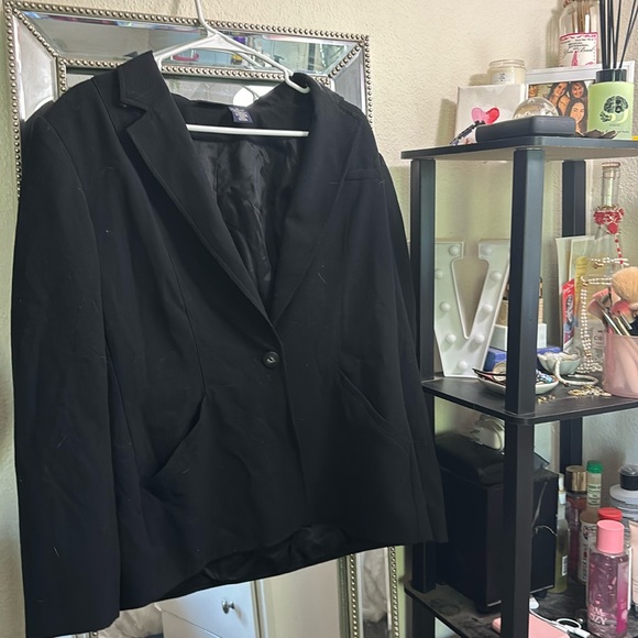 BLACK UNISEX BLAZER- DRESS IT UP OR DRESS IT DOWN🖤🏴☠️♣️ - Picture 1 of 4